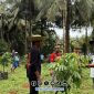 Foto. Darul Hasyim fath, Anggota DPRD Kabupaten Sumenep saat melakukan penanaman pohon kelengkeng di Pulau Masakambing, Kecamatan Masalembu, Kabupaten Sumenep.