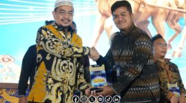 Foto. Pengasuh pondok pesantren Al-amien saat menerima penghargaan dari Bank Indonesia. 