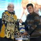 Foto. Pengasuh pondok pesantren Al-amien saat menerima penghargaan dari Bank Indonesia. 
