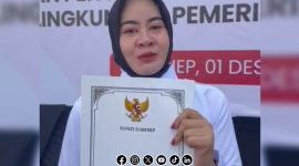Foto. Salah satu PPPK Paruh Waktu saat menerima SK dari Bupati Sumenep dengan penuh Haru. 