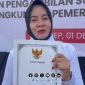 Foto. Salah satu PPPK Paruh Waktu saat menerima SK dari Bupati Sumenep dengan penuh Haru. 