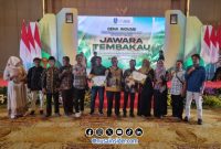 Foto Bersama Kepala DKPP Sumenep bersama Petani penerima penghargaan 
