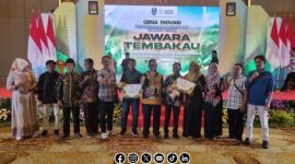 Foto Bersama Kepala DKPP Sumenep bersama Petani penerima penghargaan 