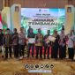 Foto Bersama Kepala DKPP Sumenep bersama Petani penerima penghargaan 