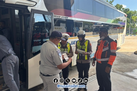 Foto. Satlantas polres Sumenep saat Sosialisasi lalu Lintas di Terminal Arya Wiraraja Sumenep. 