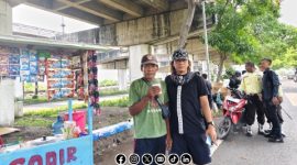 Foto. Ketua Jurnalis Sumenep Independen (JSI) kabupaten Sumenep Igusty Madani saat membagikan Program 'Saku Berkah' di Kecamatan Waru Sidoarjo Surabaya
