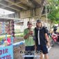 Foto. Ketua Jurnalis Sumenep Independen (JSI) kabupaten Sumenep Igusty Madani saat membagikan Program 'Saku Berkah' di Kecamatan Waru Sidoarjo Surabaya