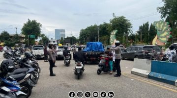 Foto. Polwan Polres Sumenep saat atur Lalu Lintas di Masjid saat shalat Jum'atan