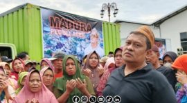Foto. H Her CEO PT Bawang Mas Group saat memberangkatkan Bantuan Untuk korban Banjir di Aceh dari Gudang Miliknya di Pamekasan. 