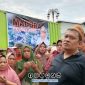 Foto. H Her CEO PT Bawang Mas Group saat memberangkatkan Bantuan Untuk korban Banjir di Aceh dari Gudang Miliknya di Pamekasan. 