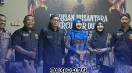 Foto. Dr Lia Istifhama yang akrab disapa Ning Lia memakai Kerudung Biru. 