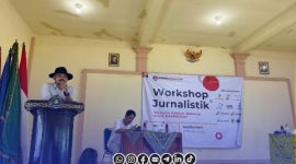 Foto. Rusdi Zaen saat menyampaikan Orasi Jurnalistik dengan tema 