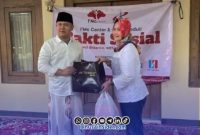 Foto. Kepala Desa Bangkong kecamatan Batang-batang Kinandar Arif Santoso saat menyerahkan Bantuan kepada warga setempat. 