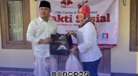 Foto. Kepala Desa Bangkong kecamatan Batang-batang Kinandar Arif Santoso saat menyerahkan Bantuan kepada warga setempat. 