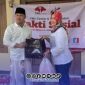 Foto. Kepala Desa Bangkong kecamatan Batang-batang Kinandar Arif Santoso saat menyerahkan Bantuan kepada warga setempat. 