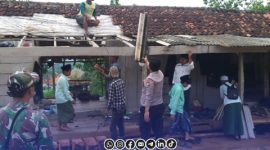Foto. Polres Sumenep saat membantu korban Cuaca Ekstrem di desa Payudan