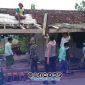 Foto. Polres Sumenep saat membantu korban Cuaca Ekstrem di desa Payudan