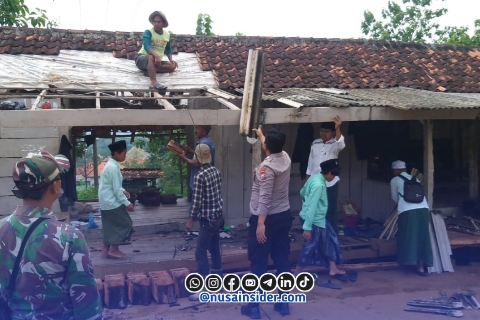 Foto. Polres Sumenep saat membantu korban Cuaca Ekstrem di desa Payudan