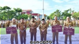 Foto. Bupati Sumenep bersama 3 Organisasi perangkat daerah (OPD) usai menerima penghargaan SAKIP 2025.