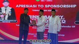 Foto. Bupati Sumenep Dr H Achmad Fauzi Wongsojudo saat memberikan Apresiasi kepada Baznas kabupaten Sumenep dalam Gelaran Tasyakuran Akhir Tahun 2025 dan Apresiasi Sponsorship. (Rabu 24/12/2025).