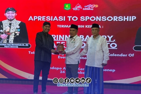 Foto. Bupati Sumenep Dr H Achmad Fauzi Wongsojudo saat memberikan Apresiasi kepada Baznas kabupaten Sumenep dalam Gelaran Tasyakuran Akhir Tahun 2025 dan Apresiasi Sponsorship. (Rabu 24/12/2025).