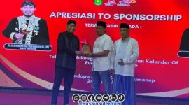 Foto. Bupati Sumenep Dr H Achmad Fauzi saat memberikan apresiasi kepada sponsor DRT Group, Ach. Faisol Anshori saat kegiatan Syukuran akhir tahun 2025.