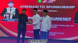 Foto. Bupati Sumenep Achmad Fauzi Wongsojudo saat menyerahkan Apresiasi kepada Pimpinan Bank Jatim Sumenep, Bambang Eko Budi Prakoso di Malam Tasyakuran akhir tahun 2025. Rabu 24 Desember 2025.