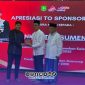Foto. Bupati Sumenep Achmad Fauzi Wongsojudo saat menyerahkan Apresiasi kepada Pimpinan Bank Jatim Sumenep, Bambang Eko Budi Prakoso di Malam Tasyakuran akhir tahun 2025. Rabu 24 Desember 2025.