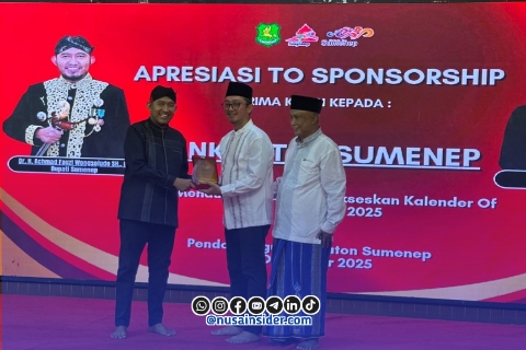 Foto. Bupati Sumenep Achmad Fauzi Wongsojudo saat menyerahkan Apresiasi kepada Pimpinan Bank Jatim Sumenep, Bambang Eko Budi Prakoso di Malam Tasyakuran akhir tahun 2025. Rabu 24 Desember 2025.