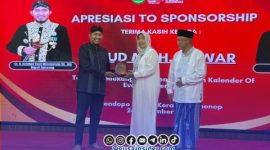 Foto. Direktur RSUD Moh Anwar saat menerima Apresiasi dari Pemkab sumenep dalam momentum Syukuran akhir tahun 2025.