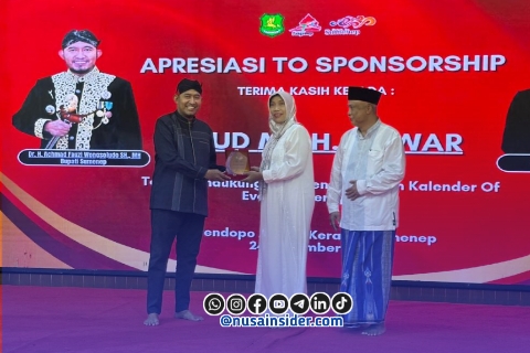 Foto. Direktur RSUD Moh Anwar saat menerima Apresiasi dari Pemkab sumenep dalam momentum Syukuran akhir tahun 2025.