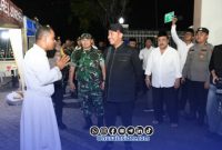 Foto. Bupati Sumenep Dr H Achmad Fauzi Wongsojudo, SH.,MH saat mengunjungi Gereja di Hari Natal. (Sumber Foto : Bangsapedia.com) 