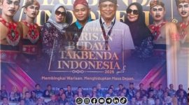 Foto. Pose Bersama Kadisbudporapar sumenep Moh. Iksan dengan sejumlah perwakilan dari kabupaten/kota di Jawa Timur di malam acara Penetapan Warisan Budaya Tak Benda (WBTB) oleh Menteri Kebudayaan RI, Senin 15 Desember 2025 (Sumber Foto: IG @disbudporaparsumenep for nusainsider.com)