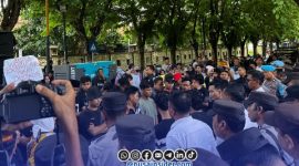 Foto. Massa Aksi kasus pelecehan seksual di depan Mapolres Sumenep. 