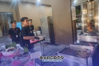Foto. Hidangan Malam Minggu saat dipersiapkan Pegawai Hotel Myze Sumenep. 