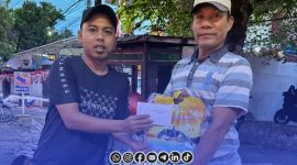 Foto. Ach Toifur Ali Wafa, Redaksi Media nusainsider.com saat menyerahkan Bantuan Sosial Beras dan Uang Tunai kepada Abang Becak di Sumenep