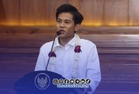 Foto. Valen Akbar saat menyampaikan Sambutannya di Grahadi Surabaya. 