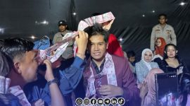 Foto. Owner PR Air Bening Jaya H Yudik Bersama Owner Travel Umroh ABJ Tour Thaiyibah saat mengalungkan Uang Tunai kepada Valen DA7 di Konser Sumenep