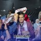 Foto. Owner PR Air Bening Jaya H Yudik Bersama Owner Travel Umroh ABJ Tour Thaiyibah saat mengalungkan Uang Tunai kepada Valen DA7 di Konser Sumenep