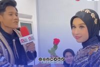 Foto. Screenshot sosok Ach Valen Akbar Runner Up DA7 Indosiar saat memberikan Bunga Mawar Merah Kepala Mila DA7. 