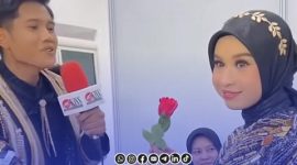 Foto. Screenshot sosok Ach Valen Akbar Runner Up DA7 Indosiar saat memberikan Bunga Mawar Merah Kepala Mila DA7. 