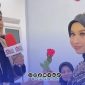Foto. Screenshot sosok Ach Valen Akbar Runner Up DA7 Indosiar saat memberikan Bunga Mawar Merah Kepala Mila DA7. 