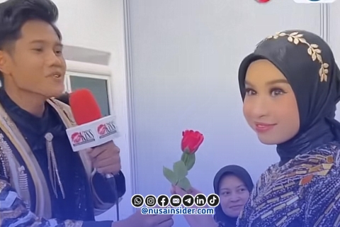 Foto. Screenshot sosok Ach Valen Akbar Runner Up DA7 Indosiar saat memberikan Bunga Mawar Merah Kepala Mila DA7. 