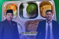 Foto. Sajian Program Makanan Bergizi Gratis di Kecamatan Batang-batang (Baground), Andriyadi Aktivis ALARM Sumenep (Kanan), Anggota DPRD Sumenep Indra Wahyudi (Kiri). 