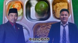Foto. Sajian Program Makanan Bergizi Gratis di Kecamatan Batang-batang (Baground), Andriyadi Aktivis ALARM Sumenep (Kanan), Anggota DPRD Sumenep Indra Wahyudi (Kiri). 