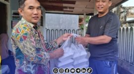 Foto. Kepala Baznas Sumenep saat memberikan Bantuan logistik kepada warga kepulauan Sapeken yang tertahan karena Cuaca ekstrem. 