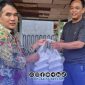 Foto. Kepala Baznas Sumenep saat memberikan Bantuan logistik kepada warga kepulauan Sapeken yang tertahan karena Cuaca ekstrem. 