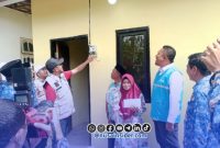 Foto. Bupati Sumenep, Dr H Achmad Fauzi Wongsojudo, SH.,MH saat menyerahkan Bantuan Rumah Tidak Layak Huni (RTLH) Desa Gelugur kecamatan Lenteng Sumenep. 