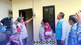 Foto. Bupati Sumenep, Dr H Achmad Fauzi Wongsojudo, SH.,MH saat menyerahkan Bantuan Rumah Tidak Layak Huni (RTLH) Desa Gelugur kecamatan Lenteng Sumenep. 