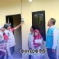Foto. Bupati Sumenep, Dr H Achmad Fauzi Wongsojudo, SH.,MH saat menyerahkan Bantuan Rumah Tidak Layak Huni (RTLH) Desa Gelugur kecamatan Lenteng Sumenep. 